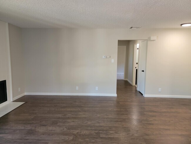 Building Photo - 1701 Mahogany Way