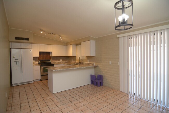 Foto del edificio - Charming 3 Bedroom 2 Bath House! Great Nor...