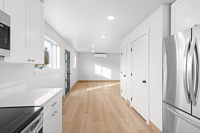 Building Photo - 865 9th St W