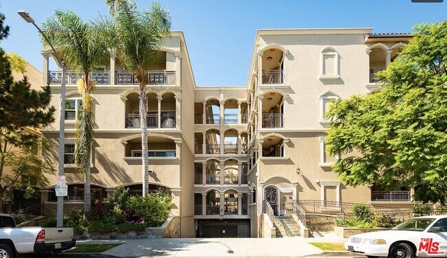 Building Photo - 423 Arnaz Dr