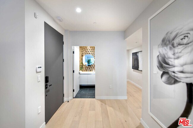 Building Photo - 825 Croft Ave