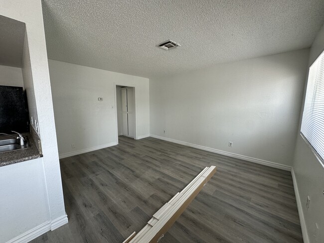 Building Photo - 2508 E Mesquite Ave