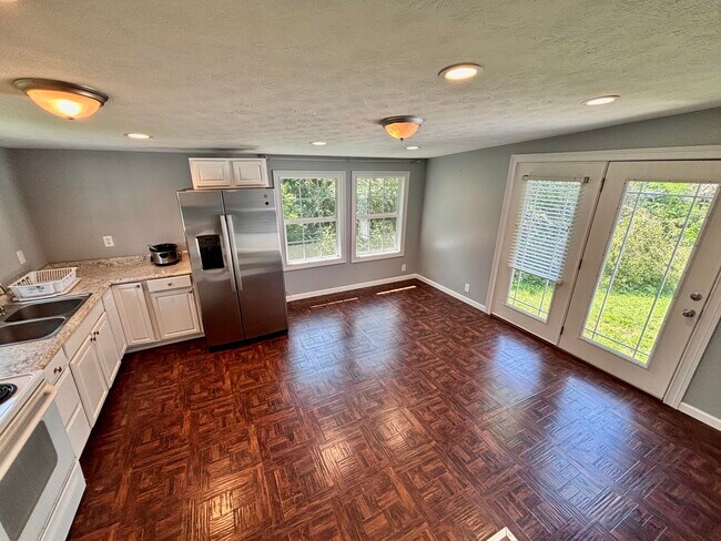 Building Photo - 52 Hillview Ave