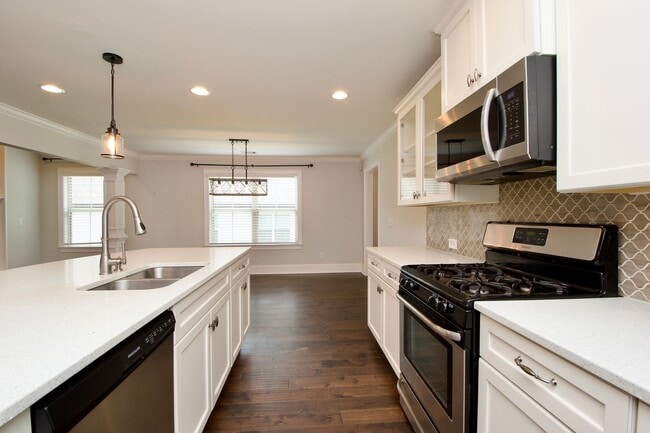 Building Photo - Cotswold S/D! 3Bed/2.5Bath Home with Fence...