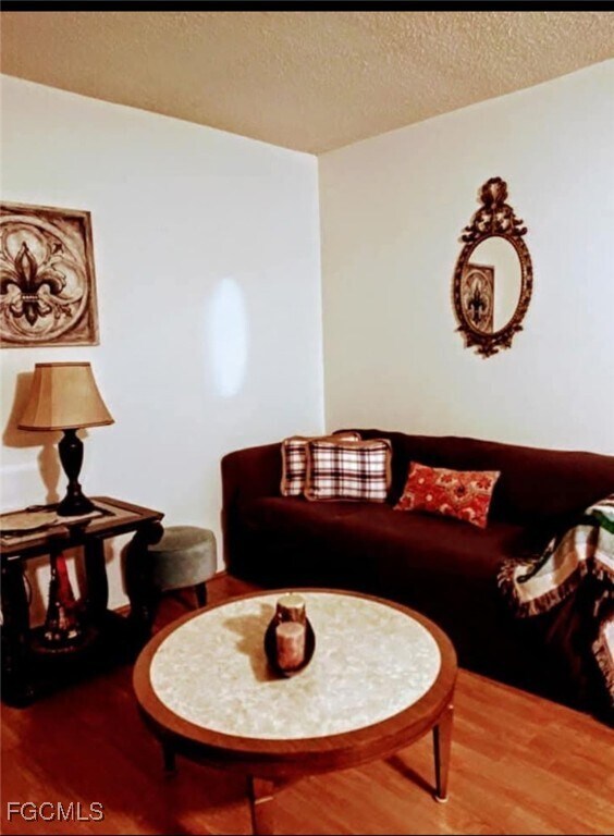 Foto del edificio - 26 Hamlin Ct