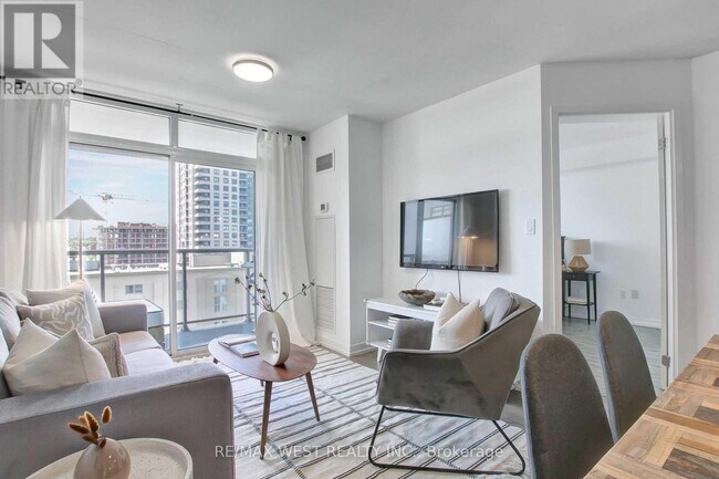 Photo du bâtiment - 816 Lansdowne Ave