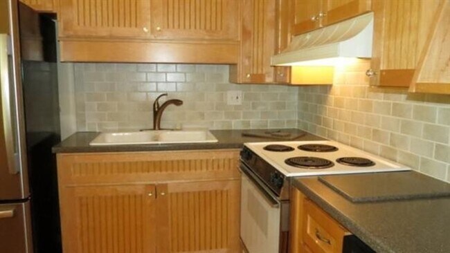 Building Photo - 3 BR/ 1.5 Midtown Charmer!
