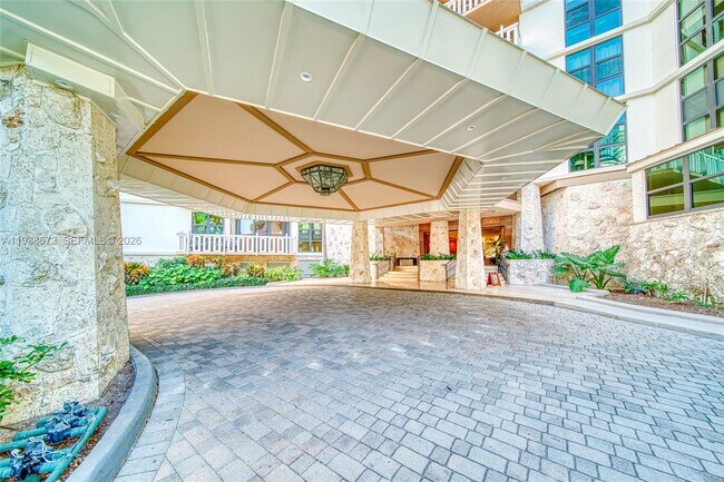 Foto del edificio - 1111 Crandon Blvd