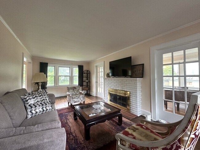 Foto del edificio - 5 bedrooms, 2.5 bathrooms
