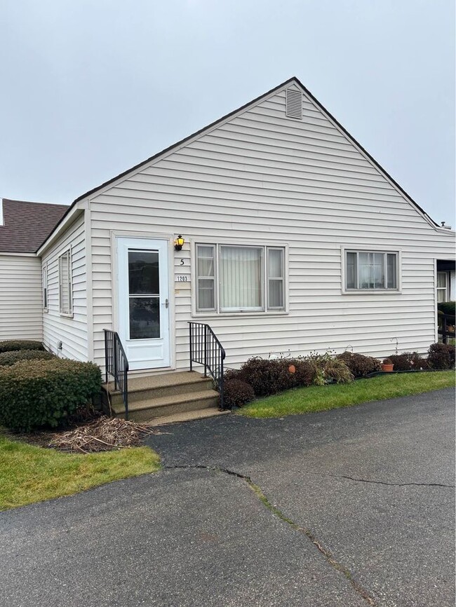 Building Photo - 1203 E Bristol Rd