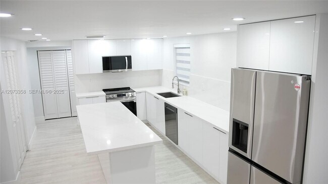 Foto del edificio - 9357 Fontainebleau Blvd
