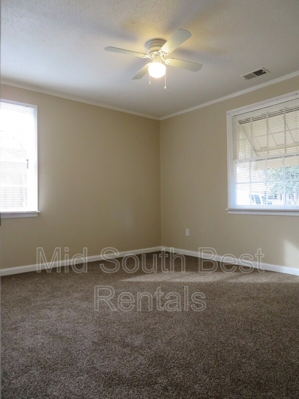 Foto del edificio - 1458 Russwood Rd