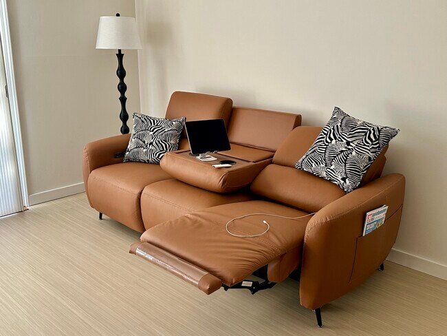 Asientos reclinables, bolsillo exterior con puertos USB/C - 174 Hemingway Ct