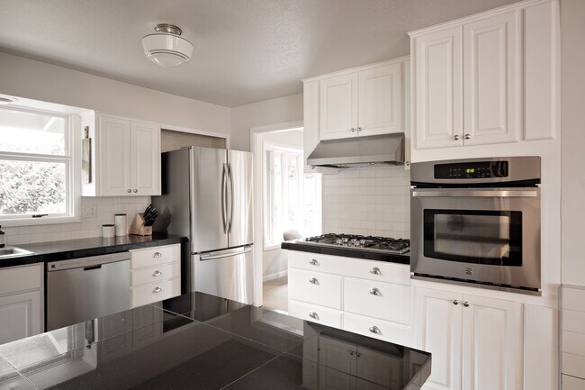 Building Photo - 12650 SW Park Way