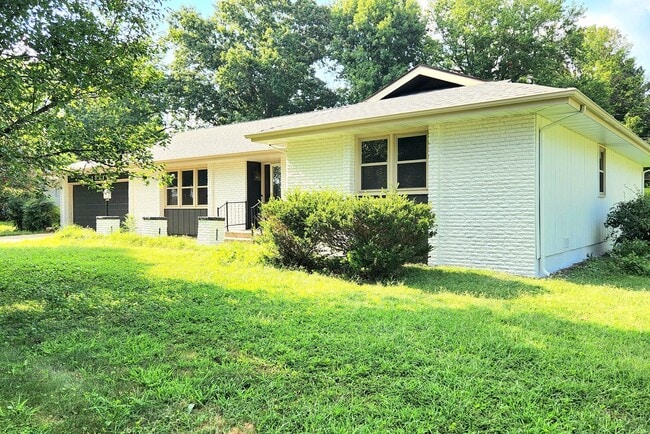 Building Photo - 1321 E Walnut Lawn St