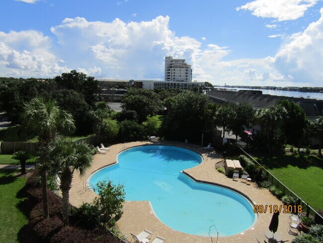 Foto del edificio - 214 Miracle Strip Pkwy SW