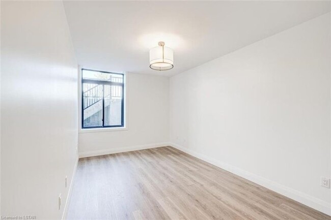 Photo du bâtiment - South London 2 Bedroom Condo for Rent!  AV...