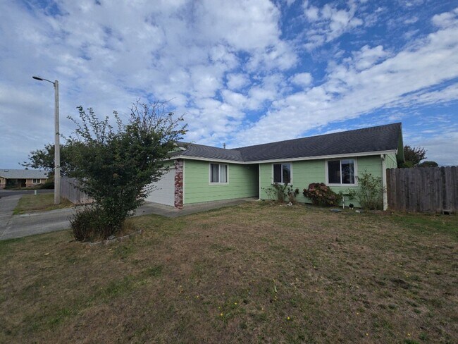 Foto del edificio - 3BD/2BA McKinleyville home features ample ...