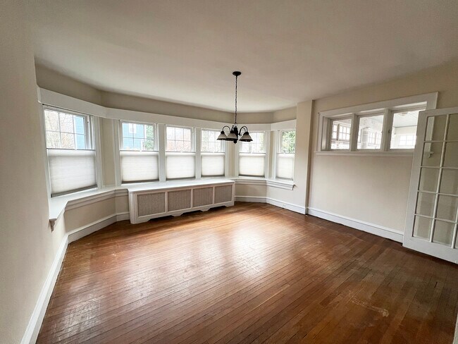 Comedor - 225 S 4th St