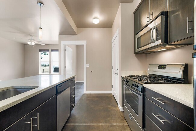 Foto del edificio - MOVE IN SPECIAL $2000 SIGN A LEASE BY MARCH 18TH    2 Bedroom, 1 Bath Available!