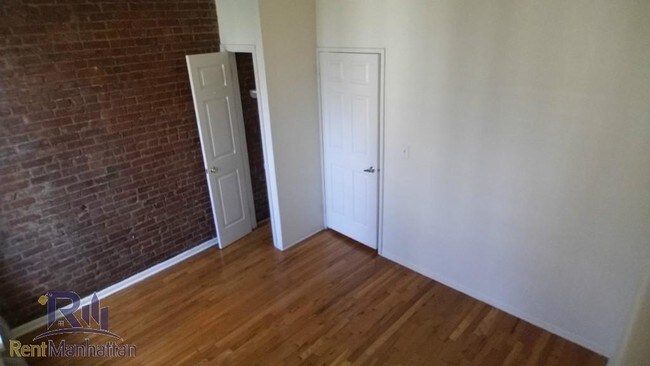 Foto del edificio - 327 E 92nd St