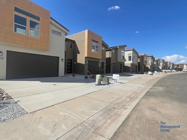 Foto del edificio - Brand New Desert Providence