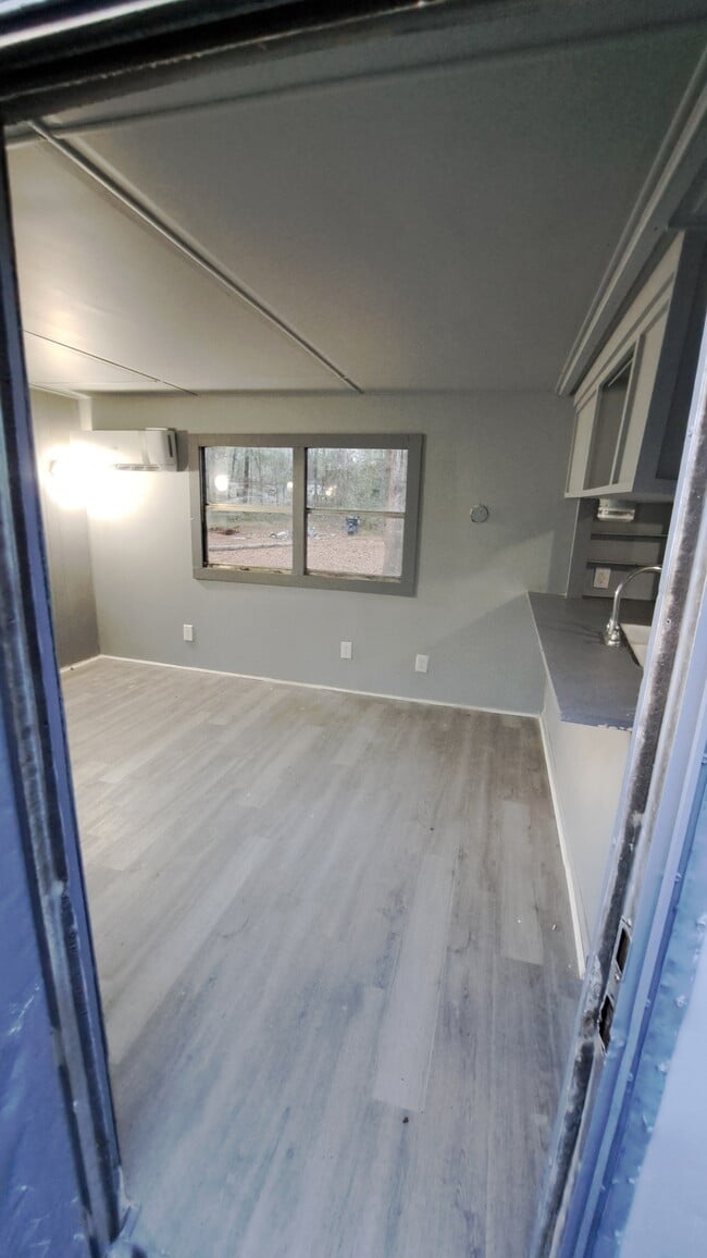 Building Photo - 613 4th St