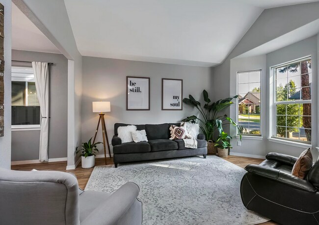 Foto del edificio - Gorgeous, Bright 4 Bedroom Home in SW Bend!