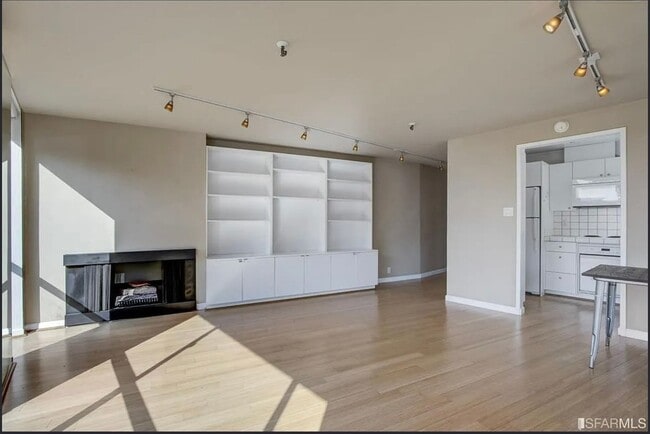 Building Photo - 1 Bed/1 Bath In Pacific Heights with Parking and Roof Deck