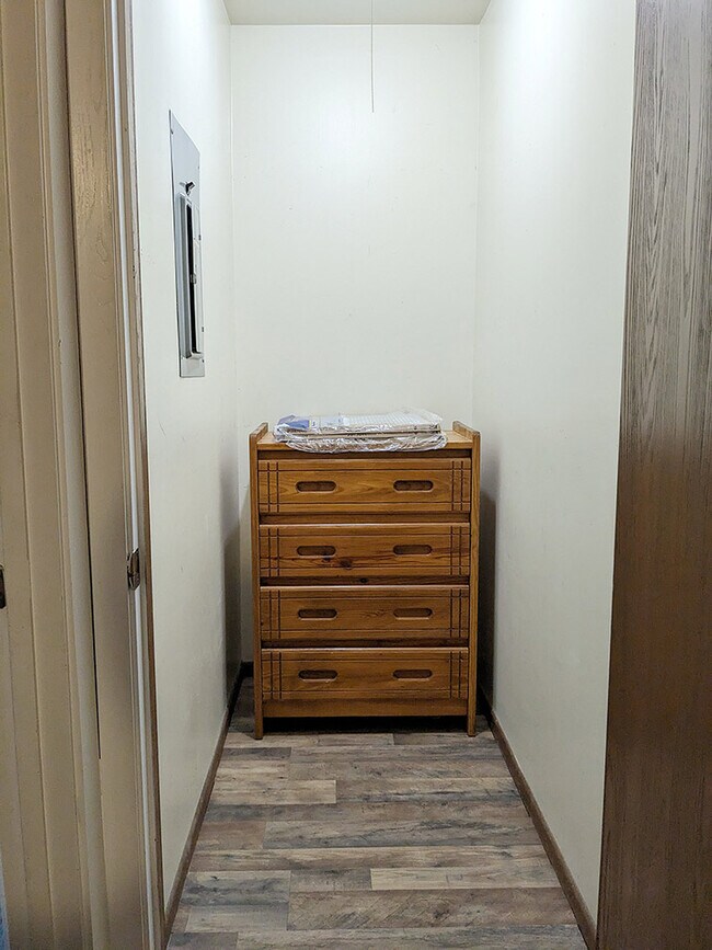 Walk-in closet - 1740 Donlee Dr