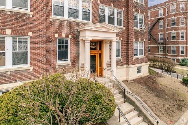 Entrada del edificio - 333 Harvard St