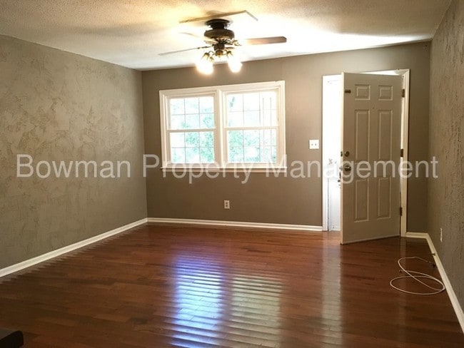 Building Photo - 2320 Woodbridge Dr