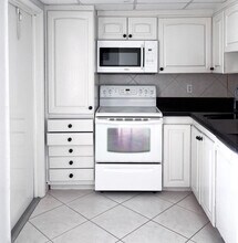 Building Photo - 3050 N Palm Aire Dr