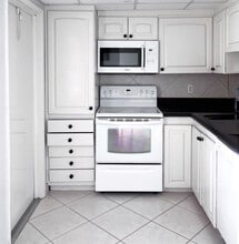 Building Photo - 3050 N Palm Aire Dr