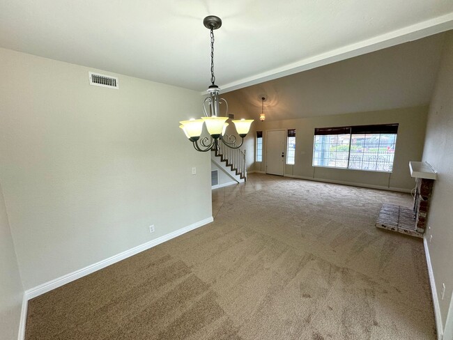 Building Photo - Great 4B/3BA House in Oceanside!