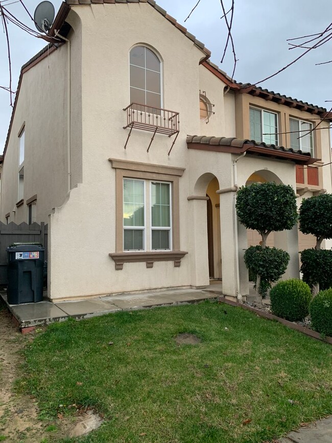 Foto del edificio - Beautiful 2 story home ready to be home