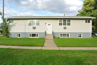Building Photo - 605 4th St NE