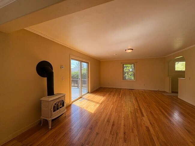 Foto del edificio - 3+ Bedroom, 2 Bath Gardener's Dream Home in Sunny Blue Lake