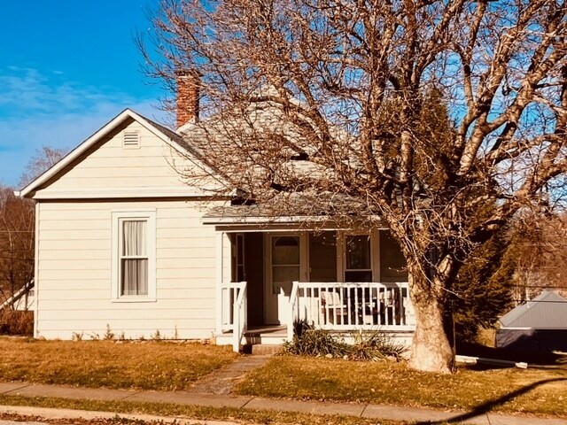 Fully furnished bungalow, unique location ! - 916 W 4th St