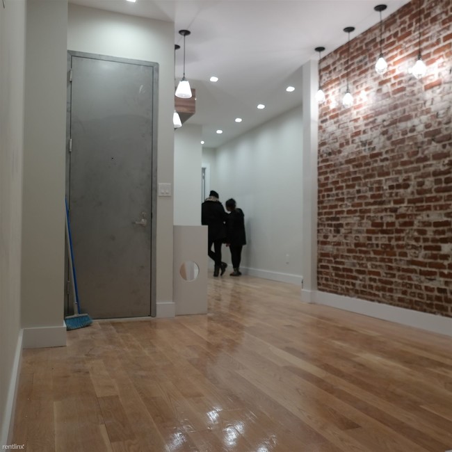 Building Photo - 1154 Gates Ave