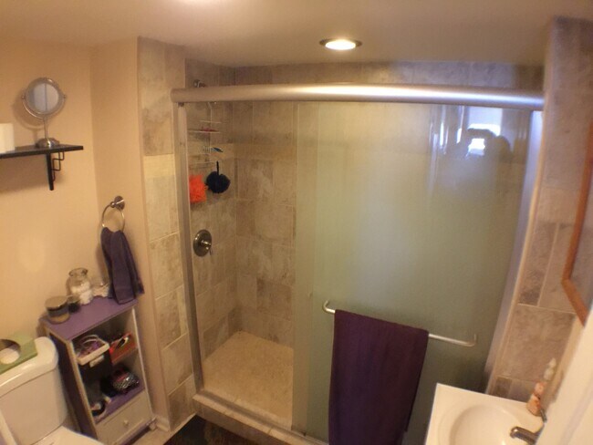 Foto del edificio - (2) Two Bed (1) One Bath Move In September...