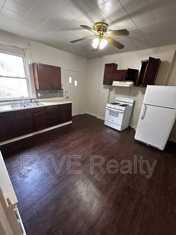Building Photo - 458 Airbrake Ave