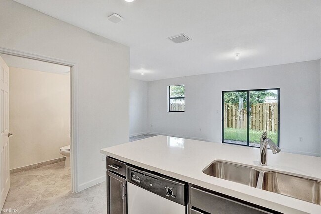 Foto del edificio - 3 br, 2.5 bath Townhome - 5490 NW 27th St