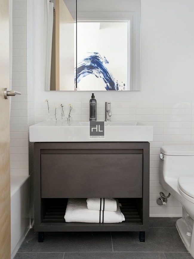 Building Photo - Stunning 1 BR W/Incredible East River Views