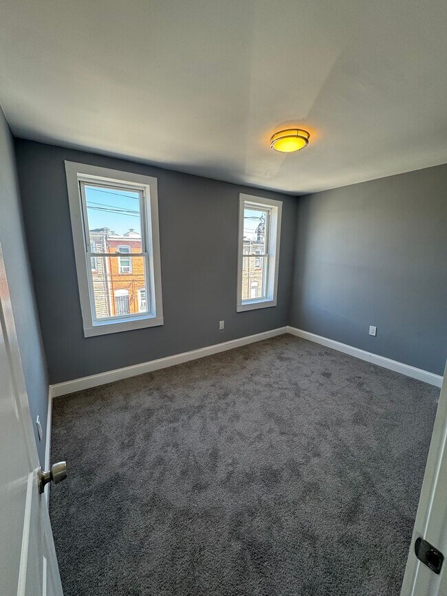 Foto del edificio - Charming Rowhome with Modern Touches in Ea...