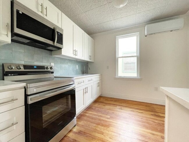 Building Photo - 2 bedroom in MASPETH NY 11378