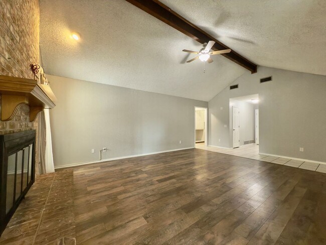 Building Photo - House For Rent