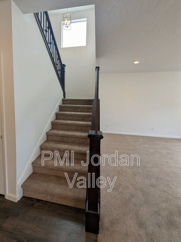 Building Photo - 2123 Wallflower Dr