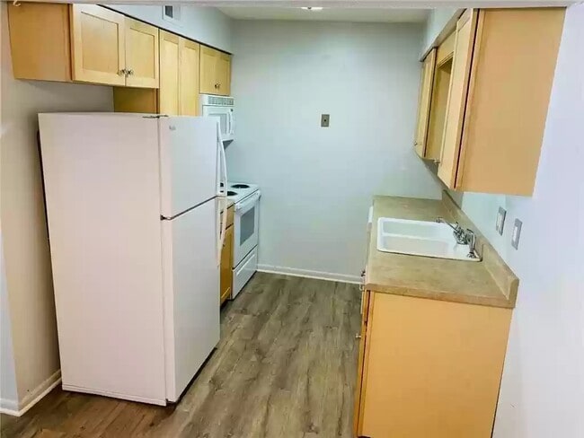 Kitchen - 9533 University Ave