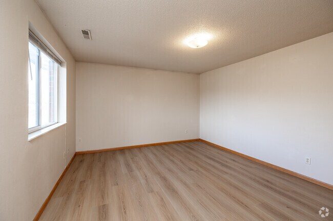 3 habitaciones, 2 baños - 111 m² - Primer dormitorio - Campus Court Apartments